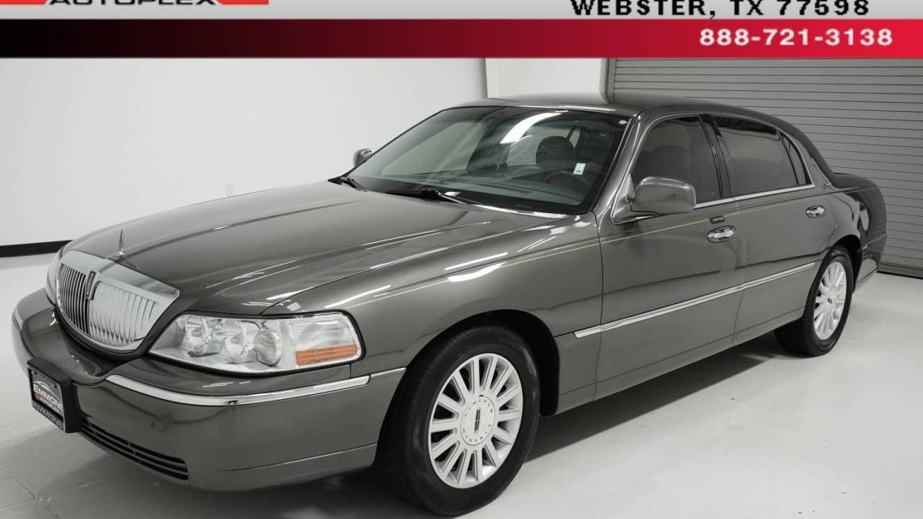 LINCOLN TOWN CAR 2004 1LNHM81W04Y653729 image